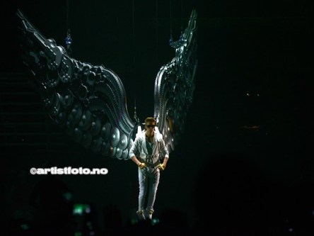 Showet åpnet med at Justin Bieber kom dalende ned til scenen, påmontert engelvinger