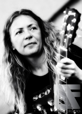 Gitarist Nina Svendsen i tributebandet Scott & The Youngster