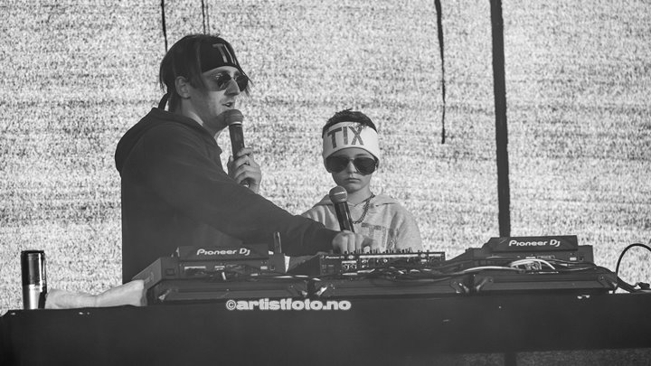 Marinius Husa-Brekke på 5 år fikk prøve seg som DJ for TIX på Skalldyrfestivalen. Foto: Marie Launes