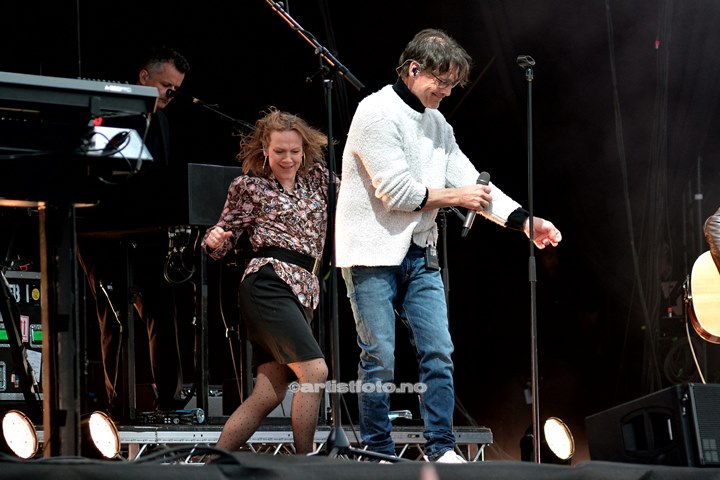 Fra venstre: Anneli Drecker og Morten Harket, a-ha , Canal Street, Arendal. Foto: Stine Hommelsgård