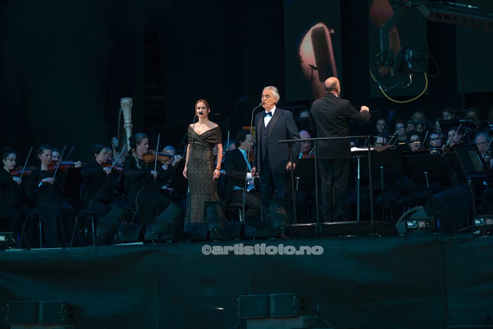 Fra venstre: Ilaria Della Bidia ,Andrea Bocelli og Kristiansand Symfoniorkester på Bystranda i Kristiansand.