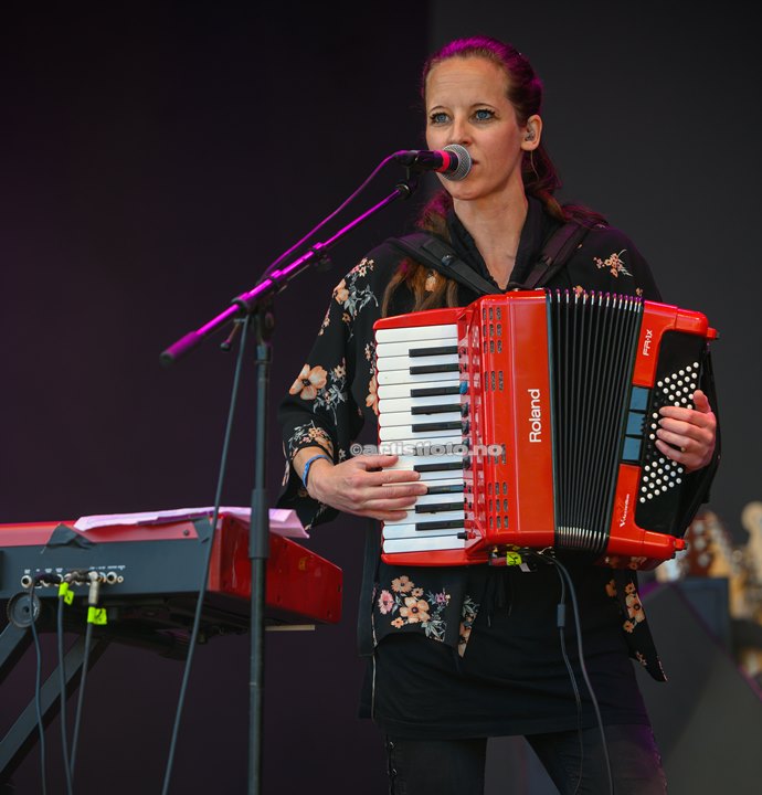 Hanne Mari Karlsen spilte tangenter for Sol Heilo, Canal Street, Arendal. Foto: Svein Erik Nomeland